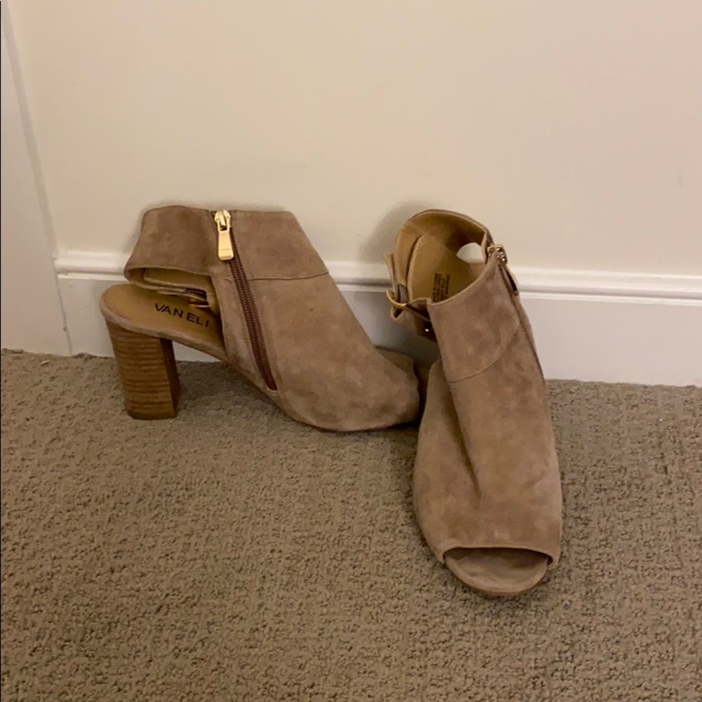 Adorable wedge sandals